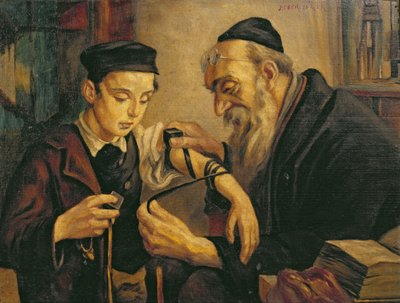 Un rabbin attachant les phylactères au bras d